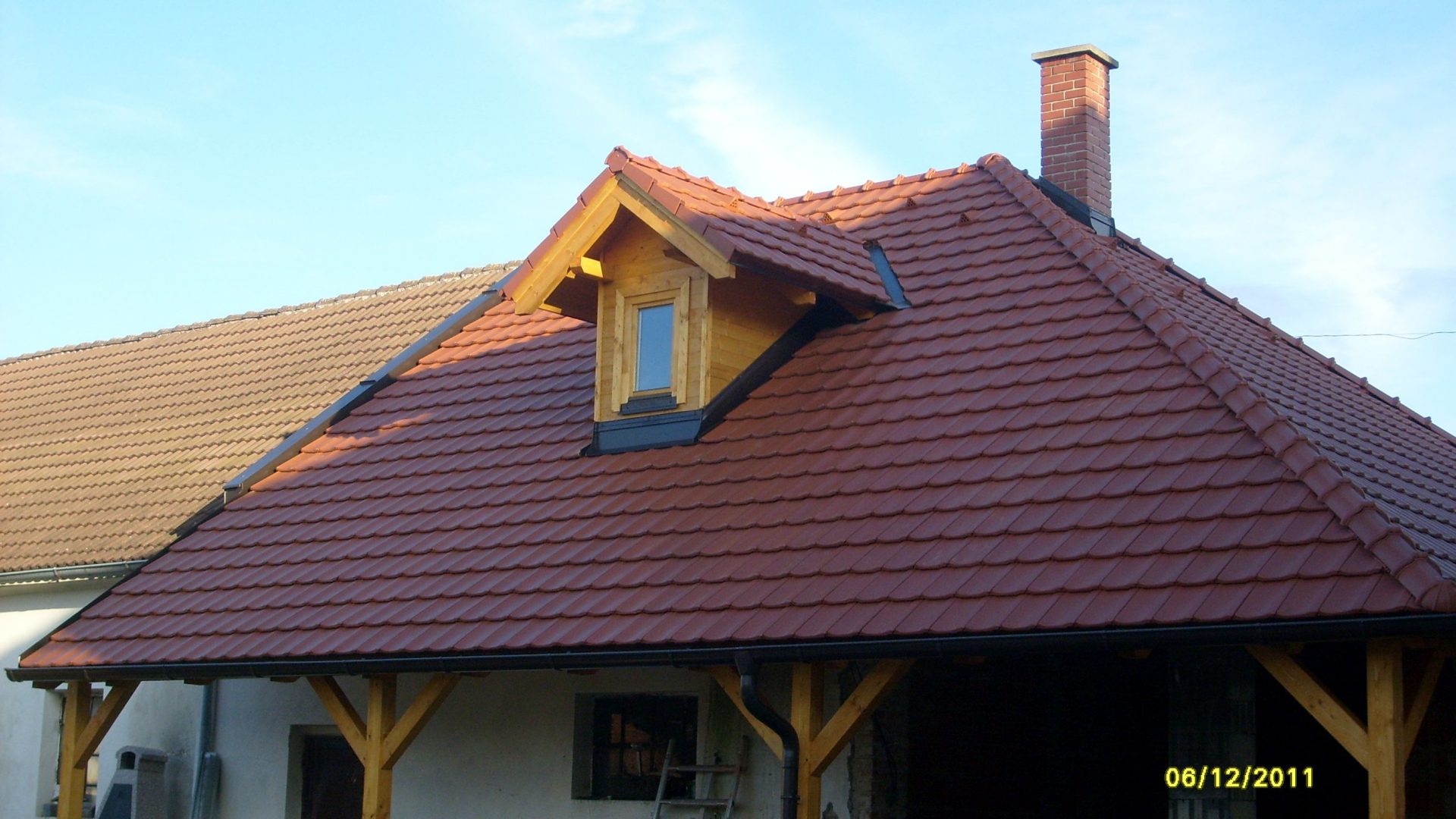 Pálená taška Tondach Stodo 12 s engobou na sedlové střeše domu