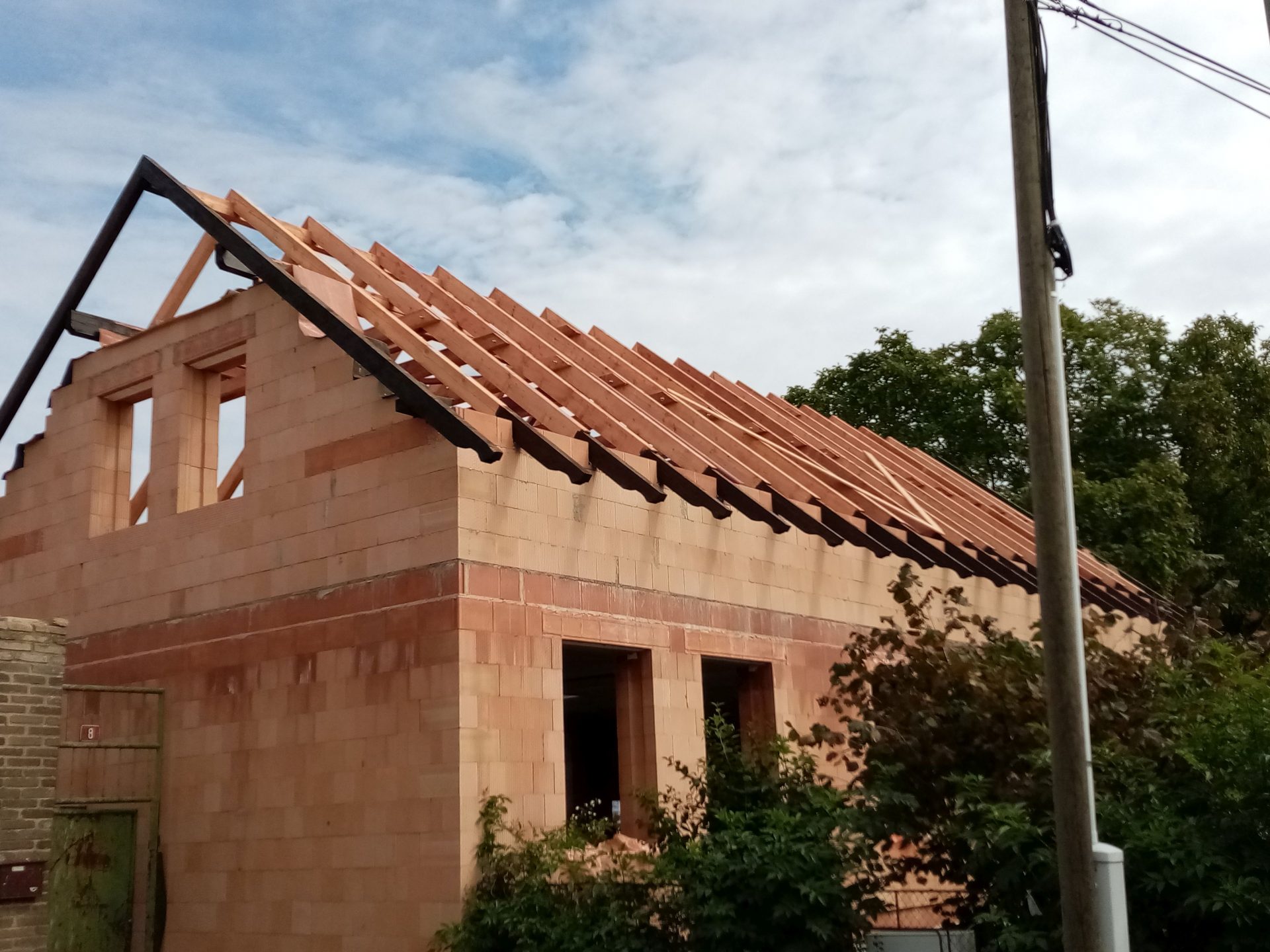 Nový dřevěný krov rodinného domu postavený firmou POK-KLEM